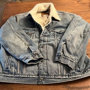 Levi’s jeans trucker Sherpa jacket